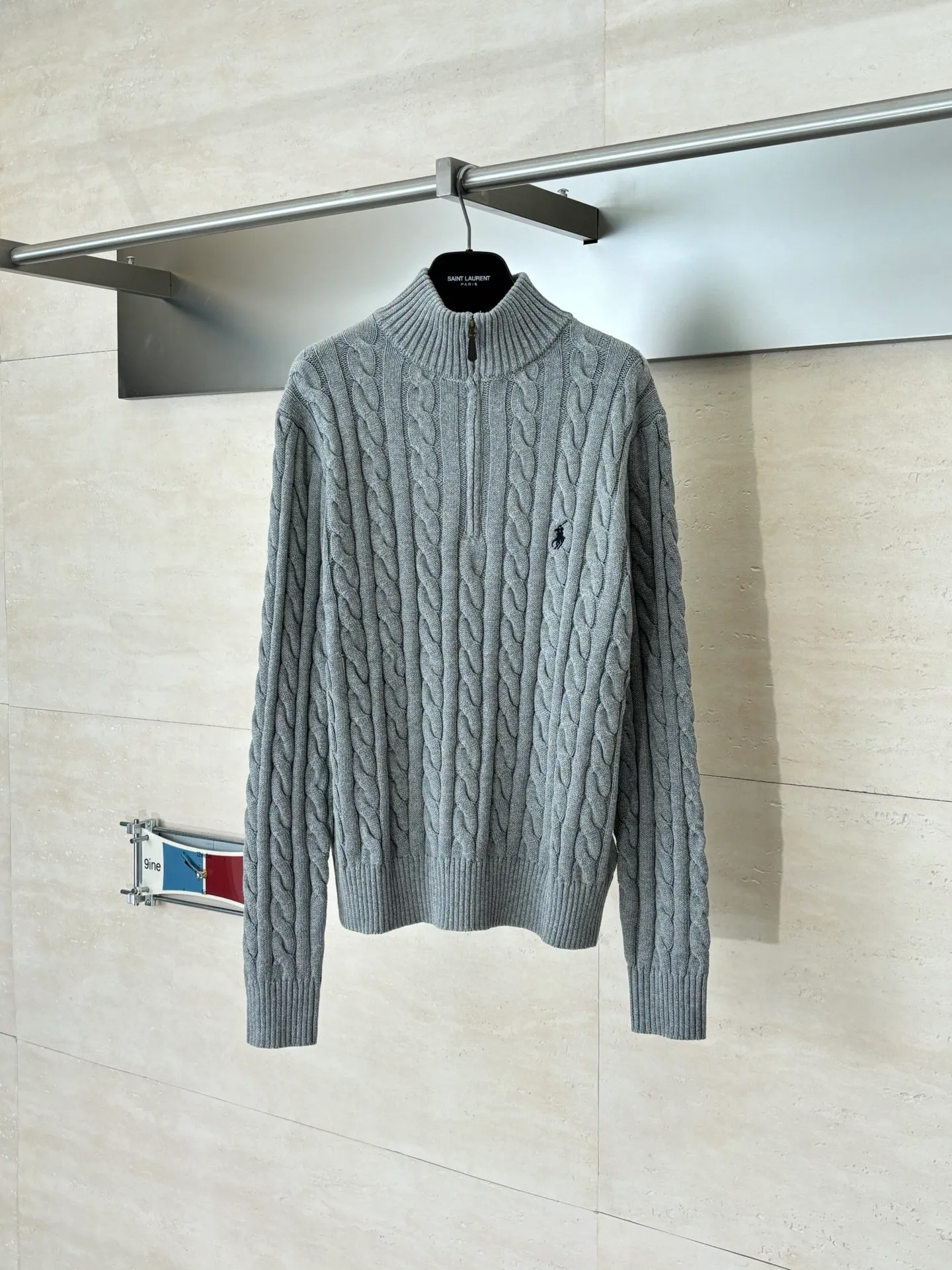 P440 Ralph Laure*/Ralph Lauren Polo cable-knitted half-zip sweater. Custom-woven cotton cable-knit thick-knit wool. Fine texture. Comfortable and close to the skin. Pure snow-like off-white as the main color. It demonstrates silent elegance. The classic cable-knitted structural design injects soul. The arrangement is precise and orderly. The exquisite pony logo is embellished with it. It has an atmosphere of freedom and vitality. It is highly recognizable. The zipper half-high collar design has just the right sense of gorgeousness. Interpret high-end style with unique details and adhere to the eternal elegance and taste Size: S/M/L/XL